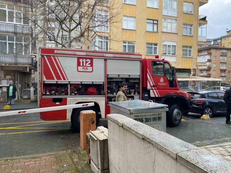 KADIKÖY’DE İSTİNAT DUVARI OTOMOBİLİN ÜZERİNE DÜŞTÜ