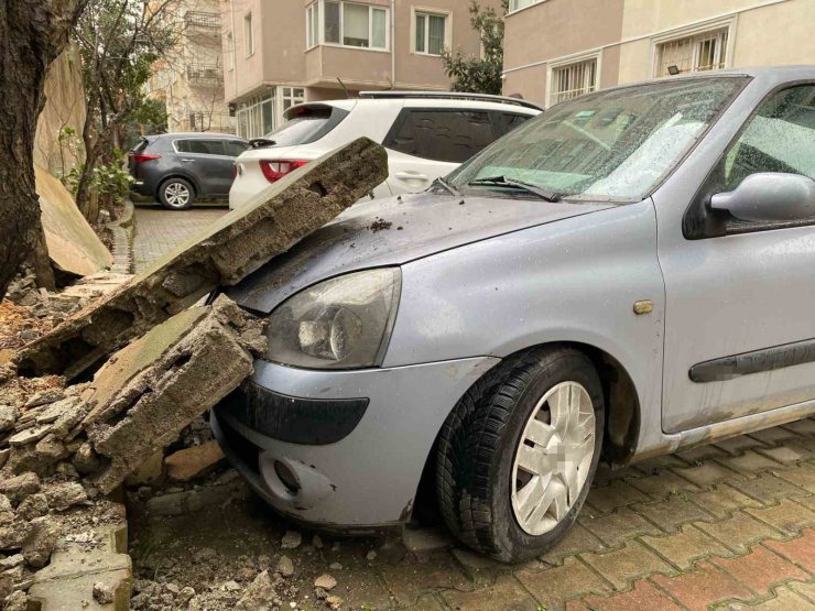 KADIKÖY’DE İSTİNAT DUVARI OTOMOBİLİN ÜZERİNE DÜŞTÜ