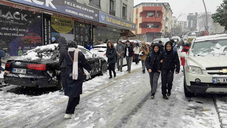 ÖĞRENCİLER TATİL HABERİNİ KAR TOPU OYNAYARAK KUTLADI