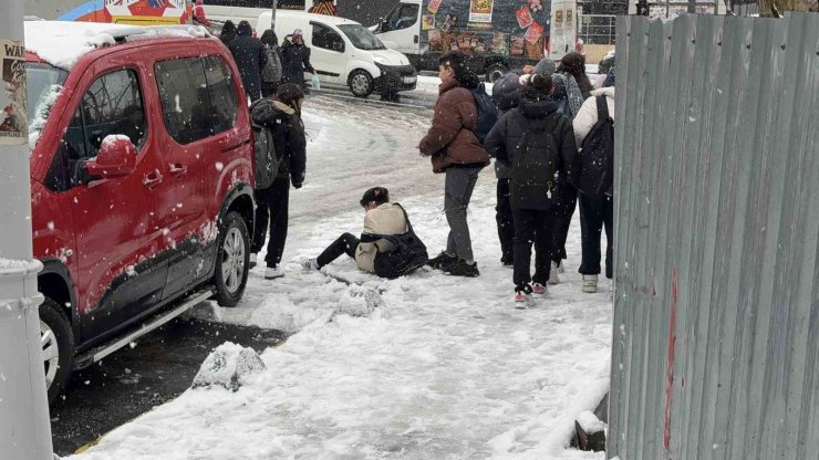 ÖĞRENCİLER TATİL HABERİNİ KAR TOPU OYNAYARAK KUTLADI