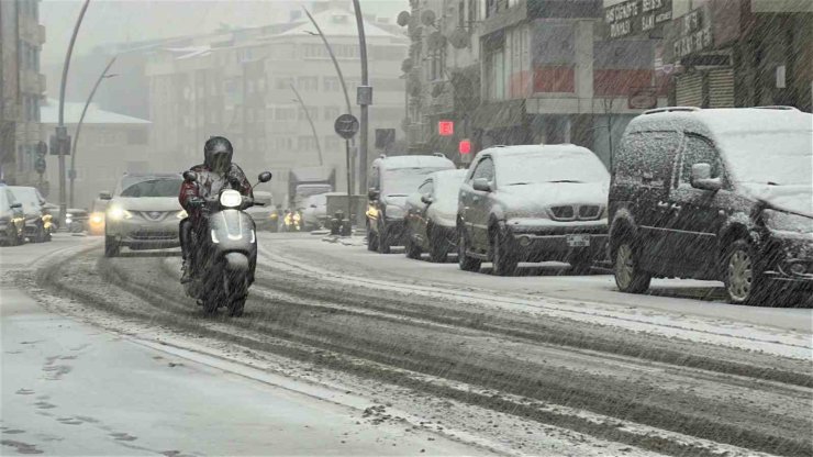 İSTANBUL’DA ETKİLİ OLAN KAR YAĞIŞI YOLLARI BEYAZA BÜRÜDÜ