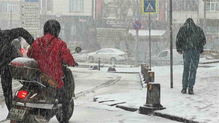 İSTANBUL’DA ETKİLİ OLAN KAR YAĞIŞI YOLLARI BEYAZA BÜRÜDÜ