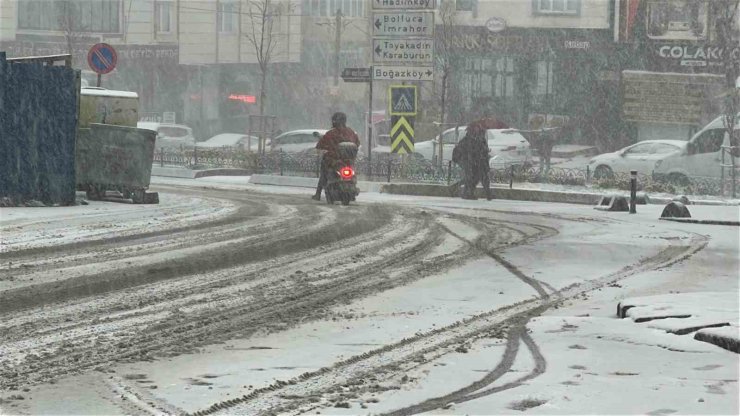 İSTANBUL’DA ETKİLİ OLAN KAR YAĞIŞI YOLLARI BEYAZA BÜRÜDÜ