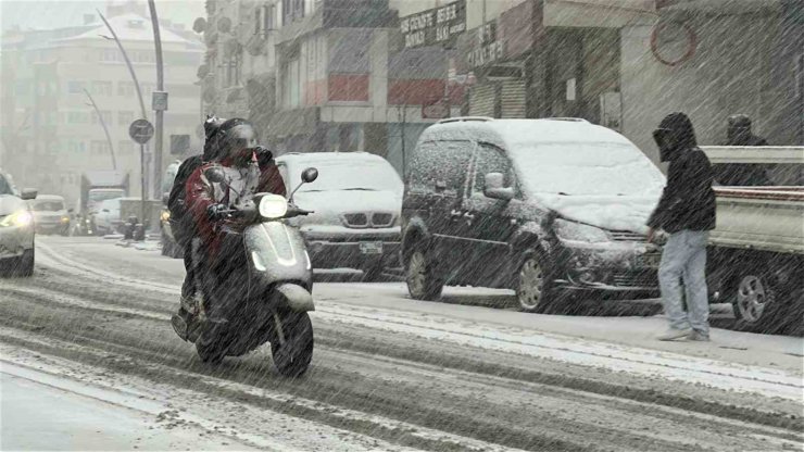 İSTANBUL’DA ETKİLİ OLAN KAR YAĞIŞI YOLLARI BEYAZA BÜRÜDÜ