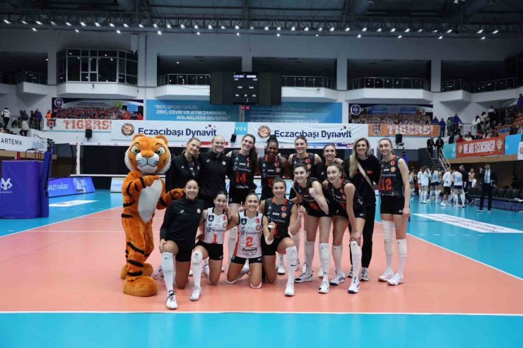 ECZACIBAŞI DYNAVİT, AXA SİGORTA KUPA VOLEY’DE ADINI DÖRTLÜ FİNALE YAZDIRDI