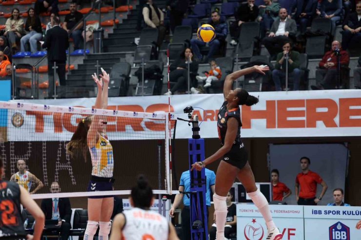 ECZACIBAŞI DYNAVİT, AXA SİGORTA KUPA VOLEY’DE ADINI DÖRTLÜ FİNALE YAZDIRDI