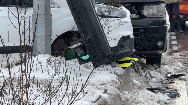 İSTANBUL’DA KAR YAĞIŞI SONRASI OLUŞAN BUZLANMA KAZAYA NEDEN OLDU