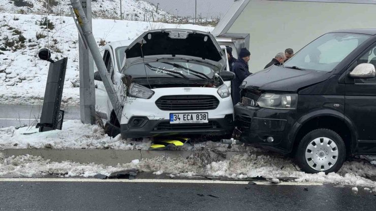 İSTANBUL’DA KAR YAĞIŞI SONRASI OLUŞAN BUZLANMA KAZAYA NEDEN OLDU