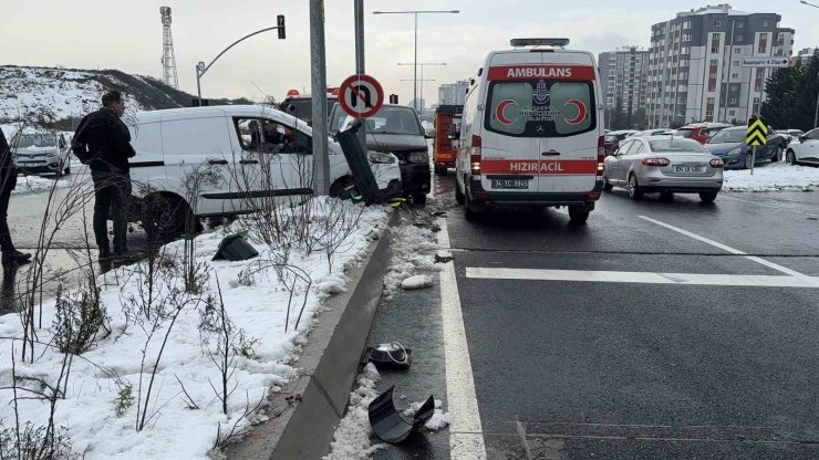 İSTANBUL’DA KAR YAĞIŞI SONRASI OLUŞAN BUZLANMA KAZAYA NEDEN OLDU