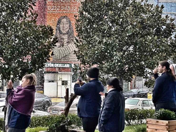 İSTANBUL’DA KAR YAĞIŞI ETKİLİ OLMAYA BAŞLADI