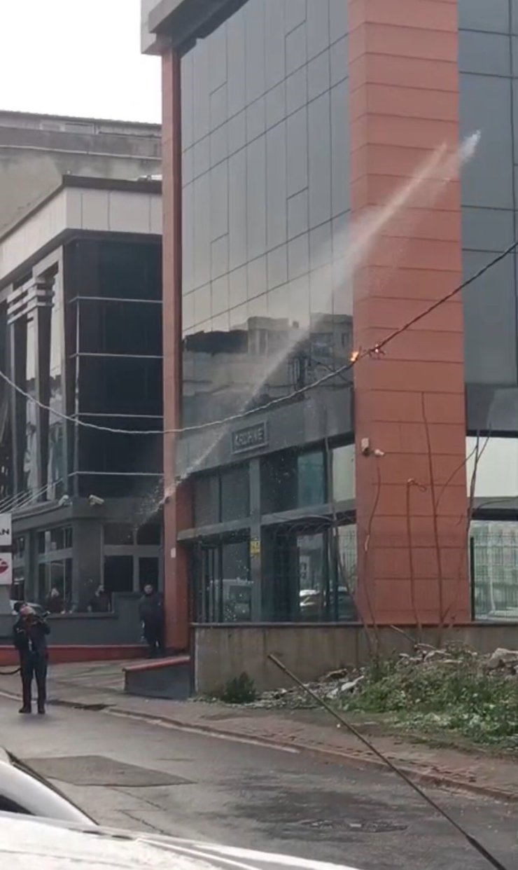 ÜMRANİYE’DE ELEKTRİK KABLOLARI ALEV ALDI