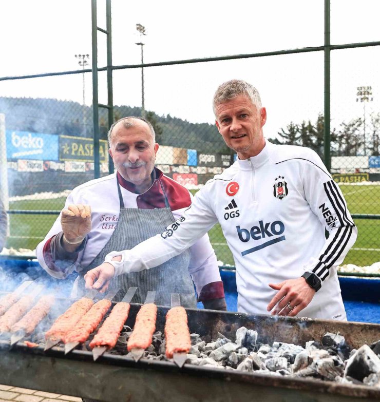 BEŞİKTAŞ YÖNETİM KURULU ÜYELERİ, FUTBOL A TAKIMIYLA BULUŞTU