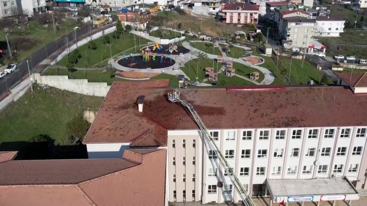 ARNAVUTKÖY’DE OKULDA YANGIN PANİĞİ