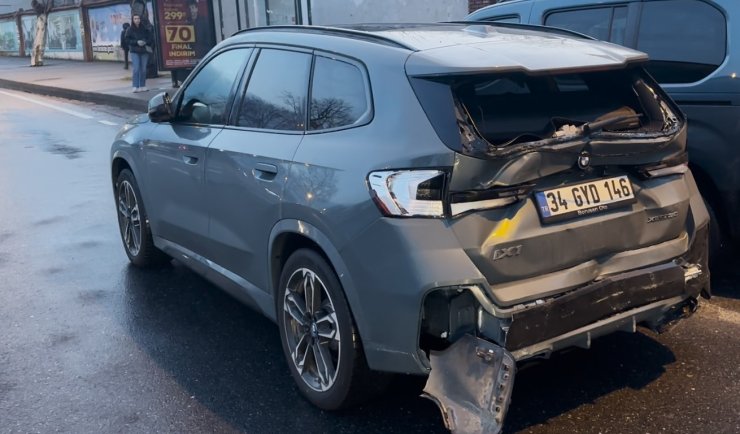 ŞİŞLİ’DE KIRMIZI IŞIKTA DURAMAYAN İETT OTOBÜSÜ ÖNDEKİ JİPE ÇARPTI: 2 YARALI