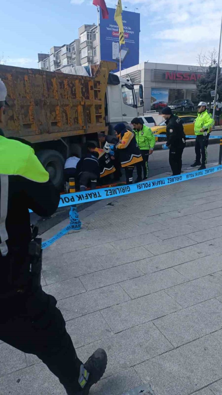 BEŞİKTAŞ’TA YOLUN KARŞISINA GEÇMEK İSTEYEN KADIN HAFRİYAT KAMYONUNUN ALTINDA KALDI