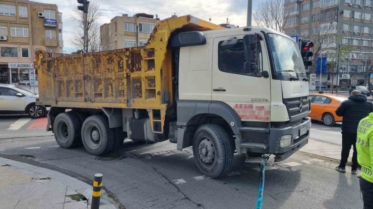 BEŞİKTAŞ’TA YOLUN KARŞISINA GEÇMEK İSTEYEN KADIN HAFRİYAT KAMYONUNUN ALTINDA KALDI