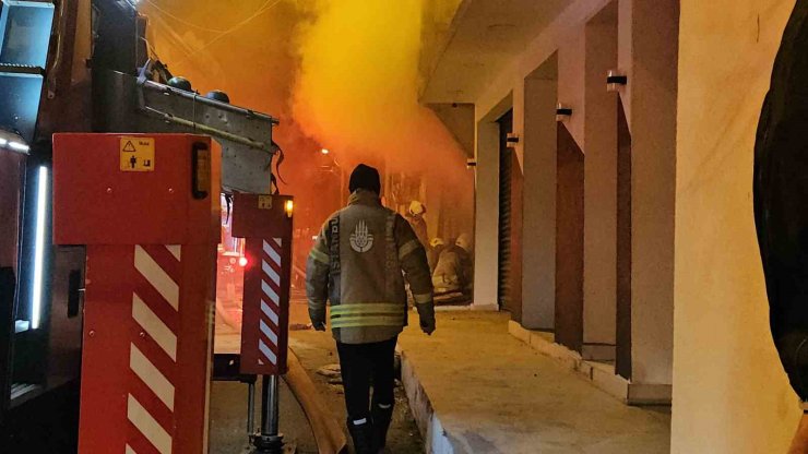 BEYOĞLU’NDA 3 KATLI BİNADA YANGIN PANİĞİ: VATANDAŞLAR CAN HAVLİYLE KAÇTI