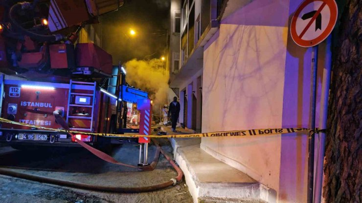 BEYOĞLU’NDA 3 KATLI BİNADA YANGIN PANİĞİ: VATANDAŞLAR CAN HAVLİYLE KAÇTI
