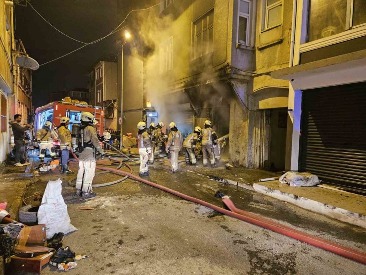 BEYOĞLU’NDA 3 KATLI BİNADA YANGIN PANİĞİ: VATANDAŞLAR CAN HAVLİYLE KAÇTI