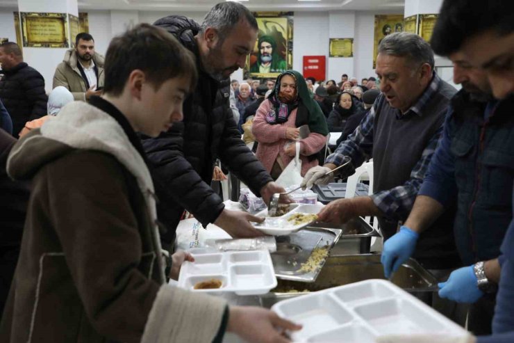 BÜYÜKÇEKMECE BELEDİYE BAŞKANI AKGÜN, VATANDAŞLARLA HIZIR LOKMASI’NI PAYLAŞTI