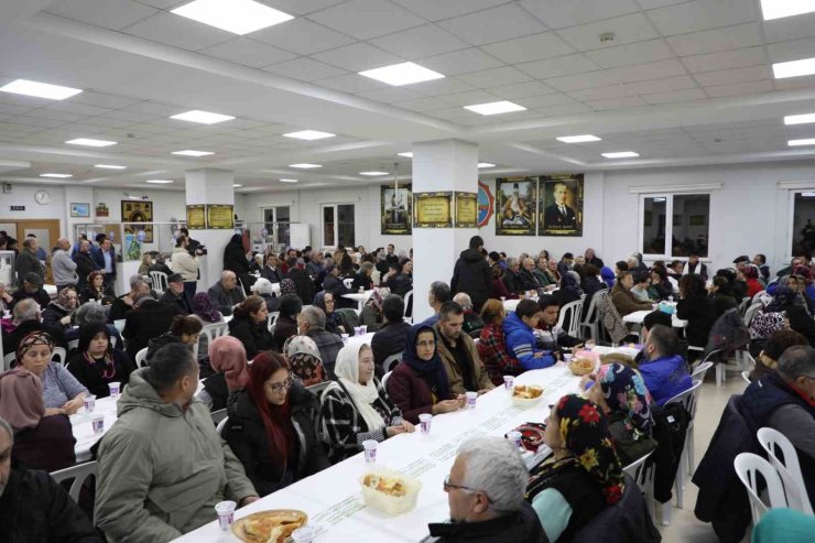 BÜYÜKÇEKMECE BELEDİYE BAŞKANI AKGÜN, VATANDAŞLARLA HIZIR LOKMASI’NI PAYLAŞTI
