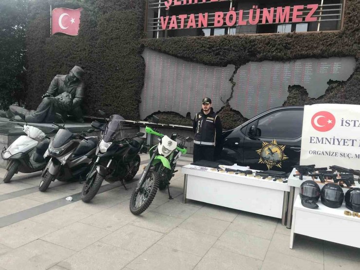 İSTANBUL’DA ÇETE OPERASYONLARINDA ELE GEÇİRİLEN SİLAHLAR VE MOTOSİKLETLER SERGİLENDİ