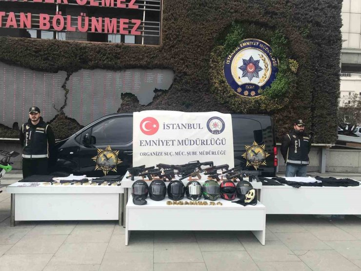 İSTANBUL’DA ÇETE OPERASYONLARINDA ELE GEÇİRİLEN SİLAHLAR VE MOTOSİKLETLER SERGİLENDİ