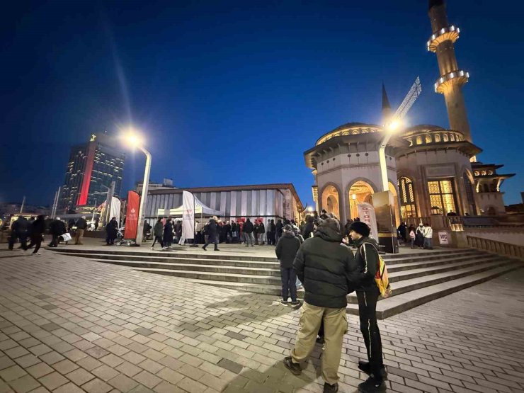 İSTANBUL’UN SEMBOL CAMİLERİNDE, VATANDAŞLARA SALEP VE KANDİL SİMİDİ İKRAMI