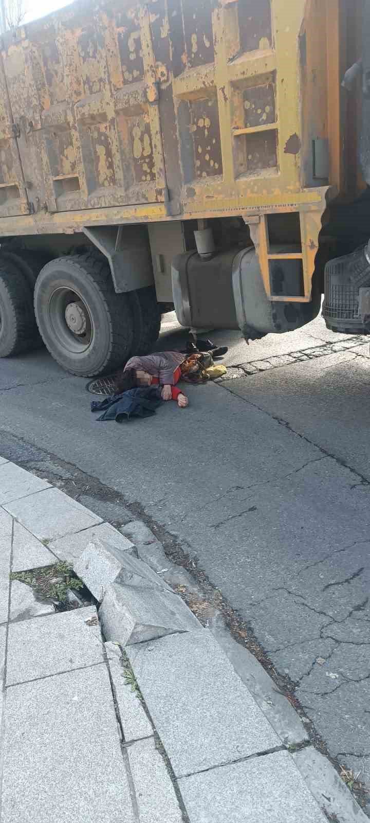 BEŞİKTAŞ’TA YOLUN KARŞISINA GEÇMEK İSTEYEN KADIN HAFRİYAT KAMYONUNUN ALTINDA KALDI