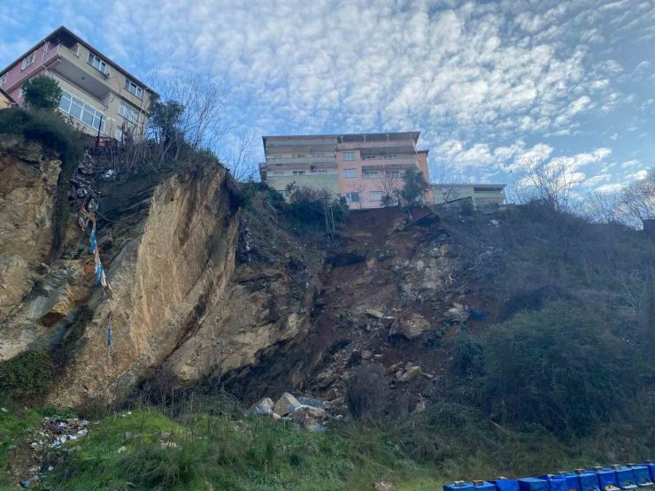 ÜSKÜDAR’DA TOPRAK KAYMASI: 2 BİNA BOŞALTILDI