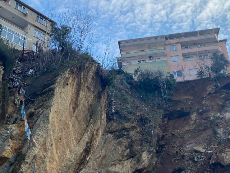ÜSKÜDAR’DA TOPRAK KAYMASI: 2 BİNA BOŞALTILDI