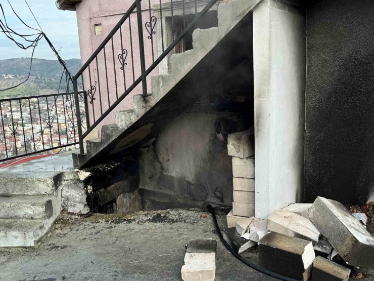 SARIYER’DE 3 KATLI MÜSTAKİL BİNANIN DEPOSUNDA YANGIN