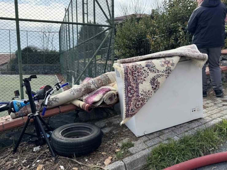 SARIYER’DE 3 KATLI MÜSTAKİL BİNANIN DEPOSUNDA YANGIN