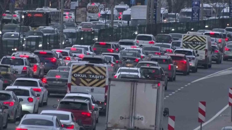 İSTANBUL’DA TRAFİK YOĞUNLUĞU YÜZDE 83’E ÇIKTI