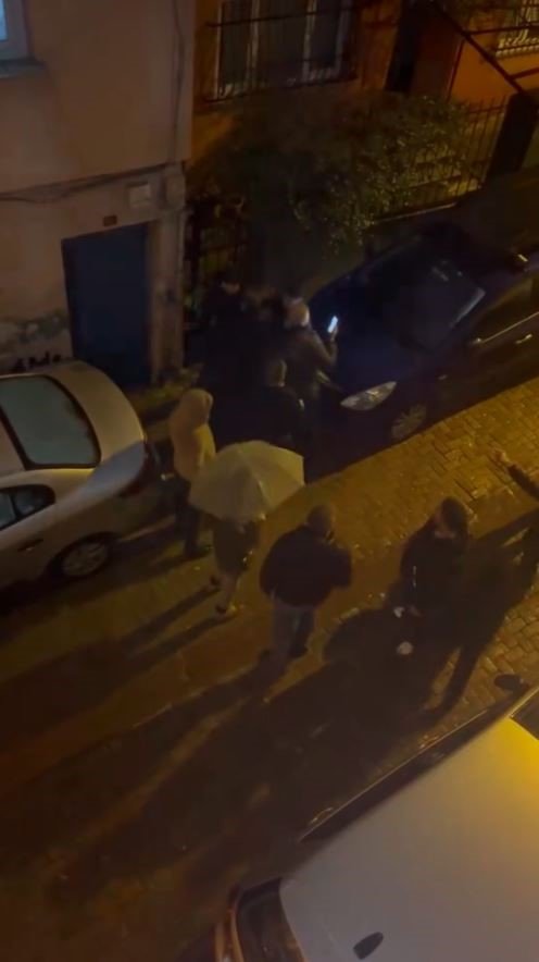 BAYRAMPAŞA’DA SAHİBİNİN AĞIZLIKSIZ GEZDİRDİĞİ PİTBULL CİNSİ KÖPEK POLİSE SALDIRDI