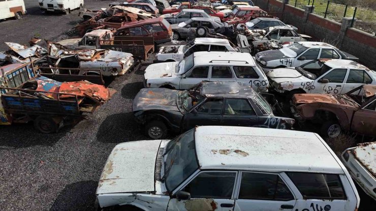 İSTANBUL’UN HURDA OTOMOBİLLERİ, ARAÇ MEZARLIĞINDA ÇÜRÜYOR
