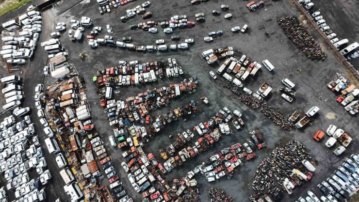 İSTANBUL’UN HURDA OTOMOBİLLERİ, ARAÇ MEZARLIĞINDA ÇÜRÜYOR
