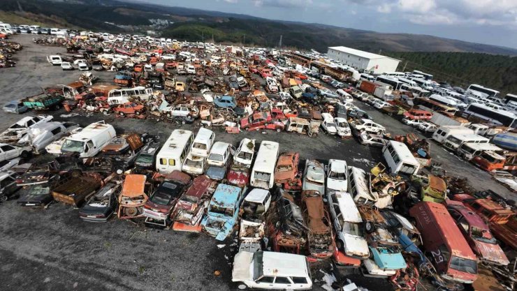 İSTANBUL’UN HURDA OTOMOBİLLERİ, ARAÇ MEZARLIĞINDA ÇÜRÜYOR