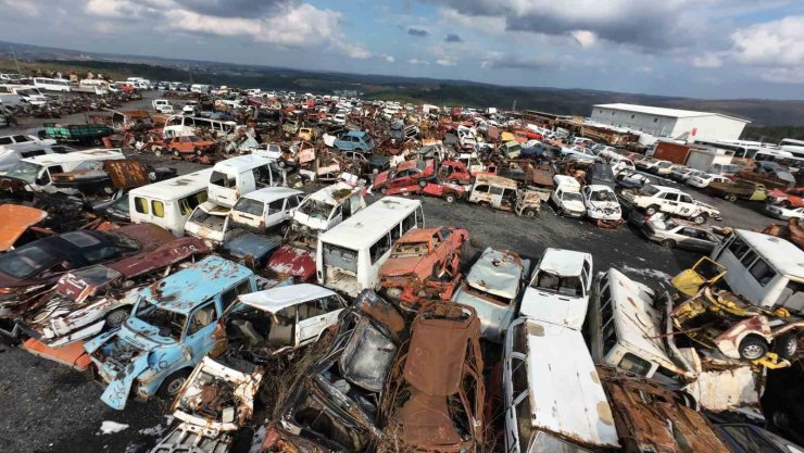 İSTANBUL’UN HURDA OTOMOBİLLERİ, ARAÇ MEZARLIĞINDA ÇÜRÜYOR