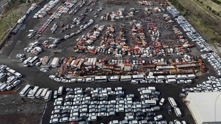 İSTANBUL’UN HURDA OTOMOBİLLERİ, ARAÇ MEZARLIĞINDA ÇÜRÜYOR