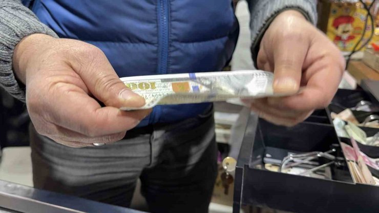 ARNAVUTKÖY’DE BİR ŞAHIS SAHTE DOLARLA ALIŞVERİŞ YAPIP PARA ÜSTÜ ALDI