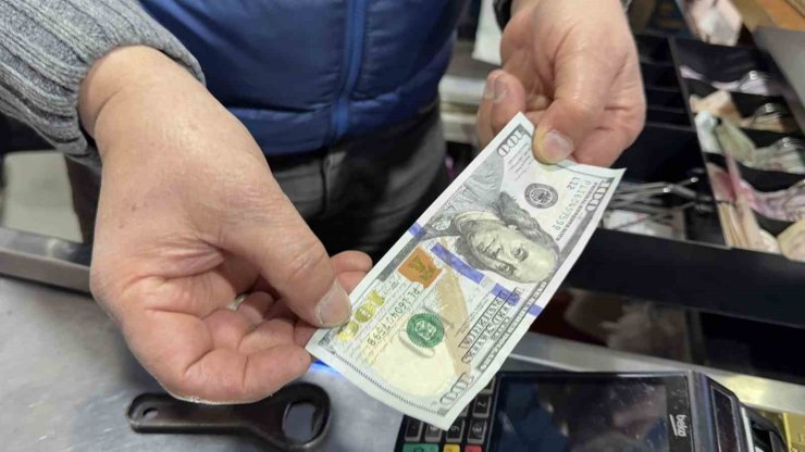 ARNAVUTKÖY’DE BİR ŞAHIS SAHTE DOLARLA ALIŞVERİŞ YAPIP PARA ÜSTÜ ALDI
