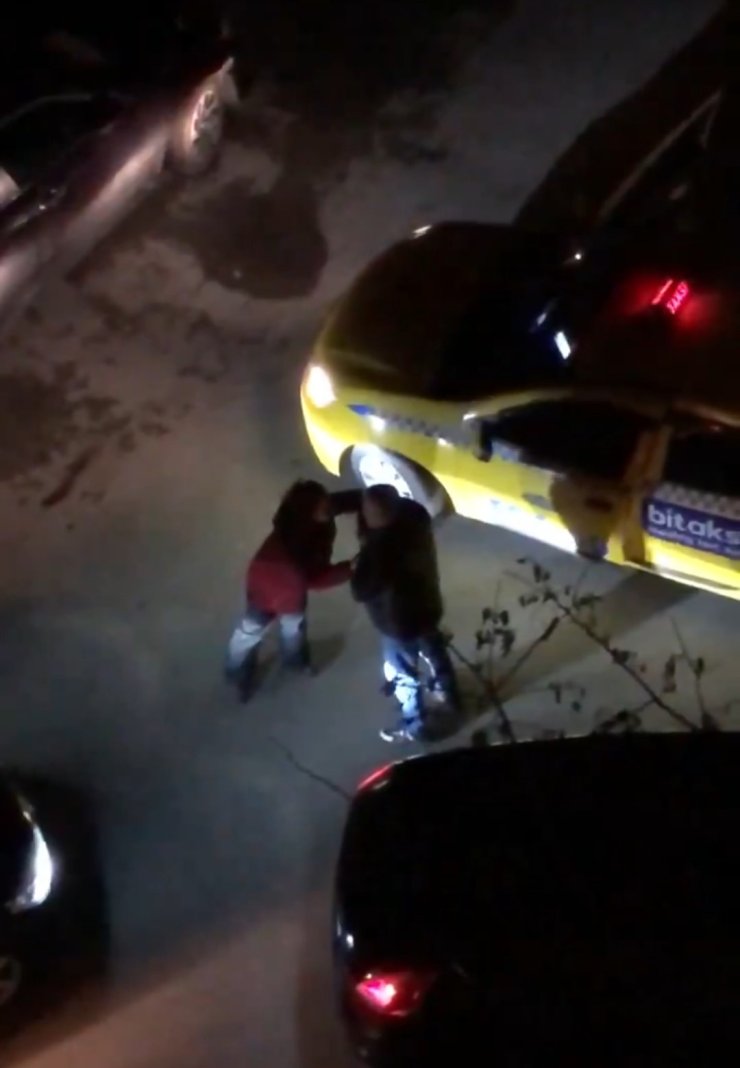 KADIKÖY’DE TAKSİDE TERS YÖN KAVGASI: YOLCU ÇİLEDEN ÇIKTI