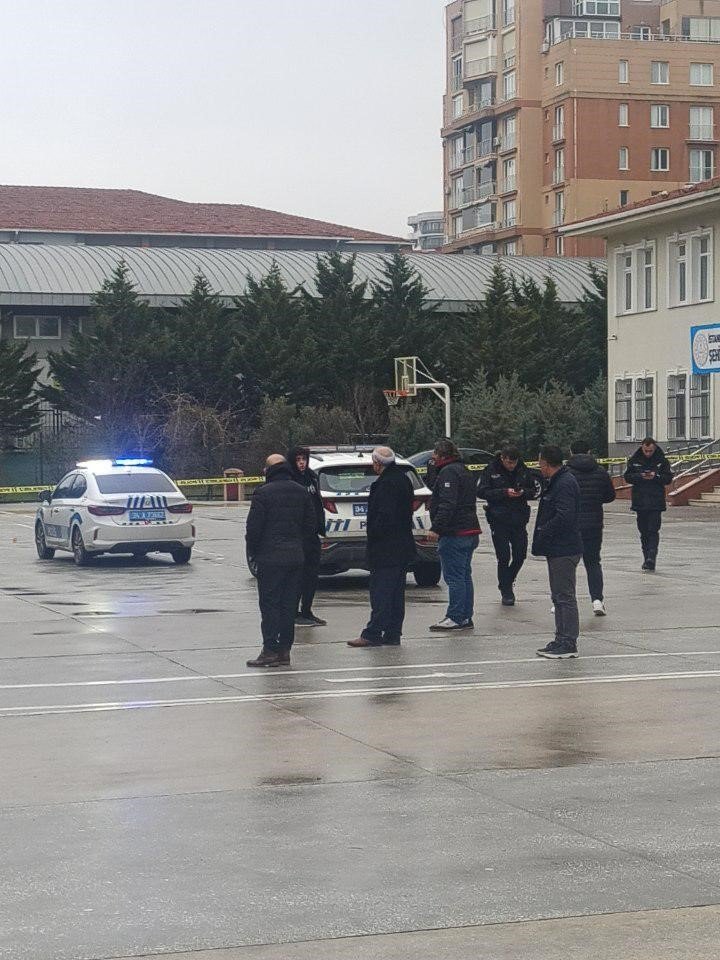 BEYLİKDÜZÜ’NDE SİTE YÖNETİM TOPLANTISINDA SİLAHLI KAVGA: 3 YARALI