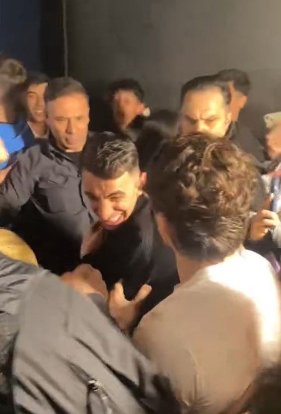 ÜNLÜ İSİMLERİN GELDİĞİ FİLM GALASINDA İZDİHAM: KAVGA SIRASINDA YANGIN TÜPÜ SIKTILAR