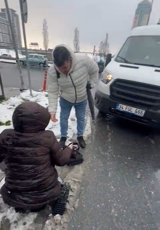 ALKOLLÜ OLDUĞU İDDİA EDİLEN SÜRÜCÜ ÖNCE KADINA ÇARPTI, SONRA OLAY YERİNDEN KAÇMAK İSTEDİ