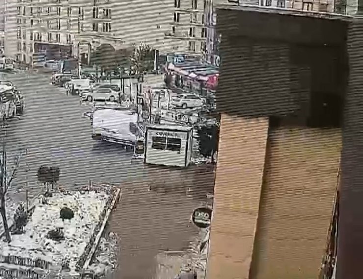 ALKOLLÜ OLDUĞU İDDİA EDİLEN SÜRÜCÜ ÖNCE KADINA ÇARPTI, SONRA OLAY YERİNDEN KAÇMAK İSTEDİ