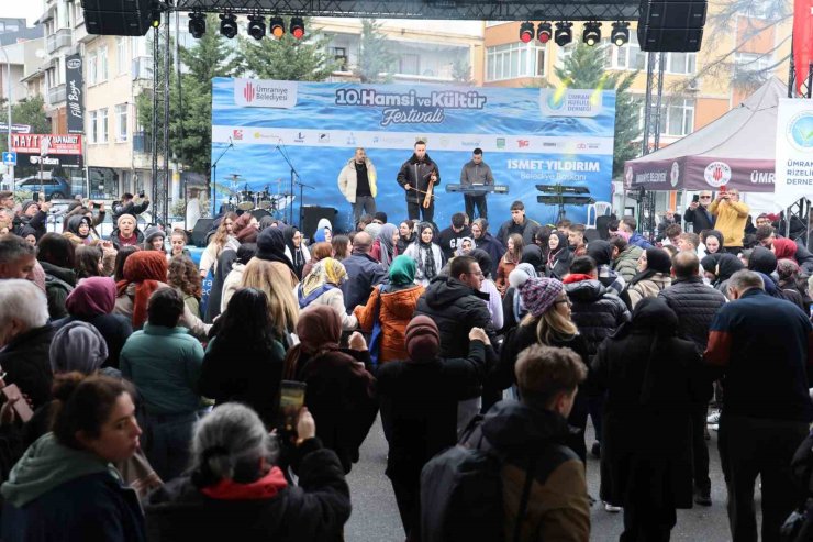 BAKAN MEMİŞOĞLU, VATANDAŞLARA BALIK EKMEK DAĞITTI