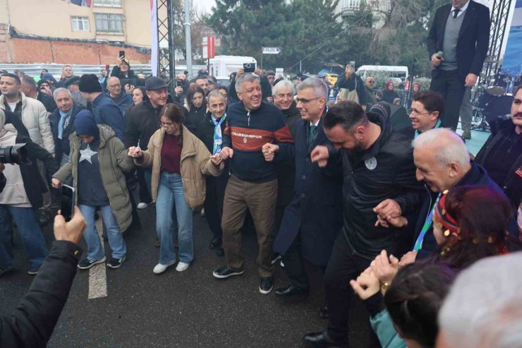 BAKAN MEMİŞOĞLU, VATANDAŞLARA BALIK EKMEK DAĞITTI