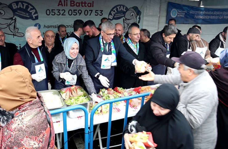 BAKAN MEMİŞOĞLU, VATANDAŞLARA BALIK EKMEK DAĞITTI